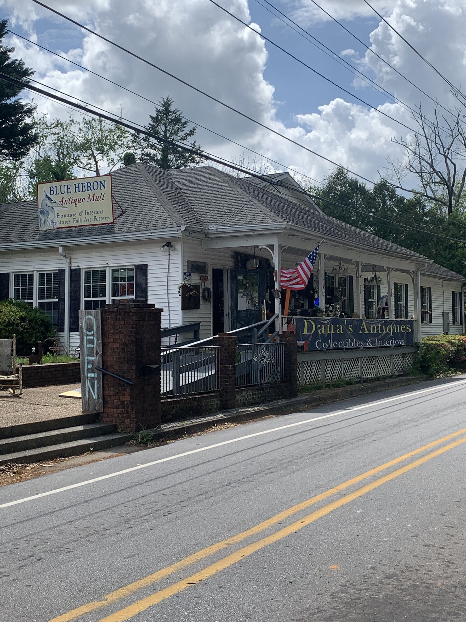 Dana’s Antiques in Cleveland, Georgia (formerly Blue Heron Antiques)
